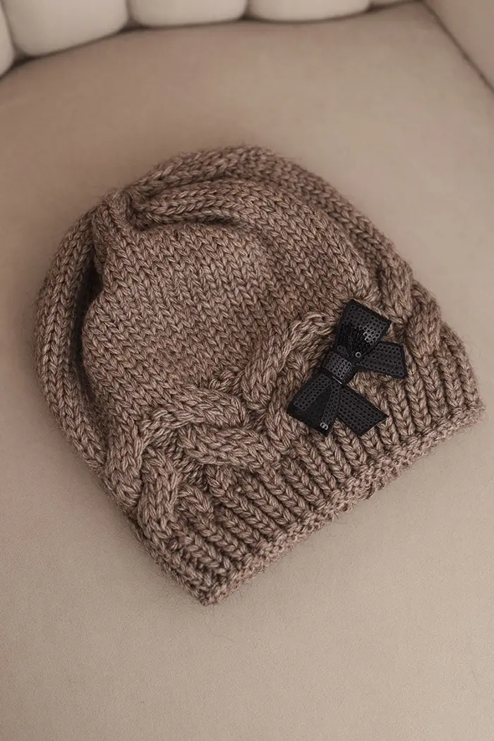 Dámská zimní čepice Kesi s ozdobnou mašlí