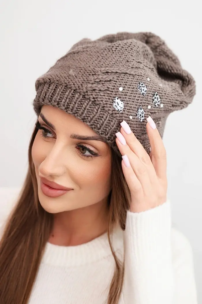 Dámská zimní čepice s aplikacemi K468 mocha