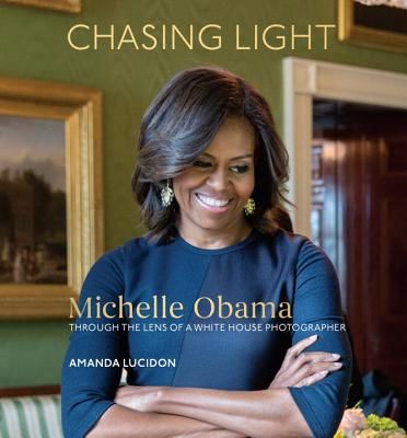 Chasing Light: Michelle Obama Through the Lens of a White House Photographer (Lucidon Amanda)(Pevná vazba)