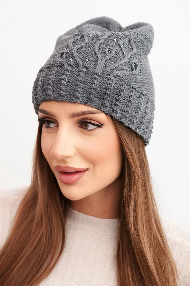 Dámská zimní čepice Kesi s flitry a copem