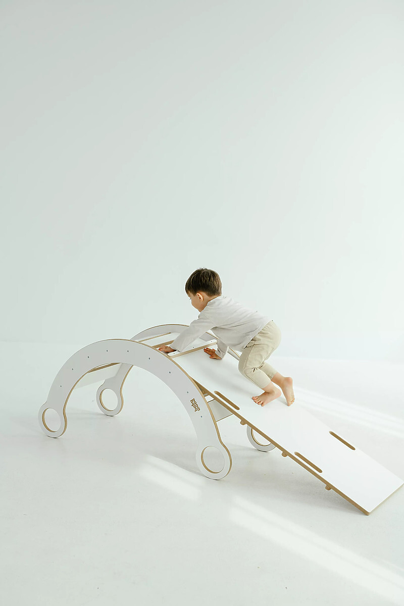 Dřevěná Montessori houpačka se skluzavkou/lezeckou stěnou L - bílá