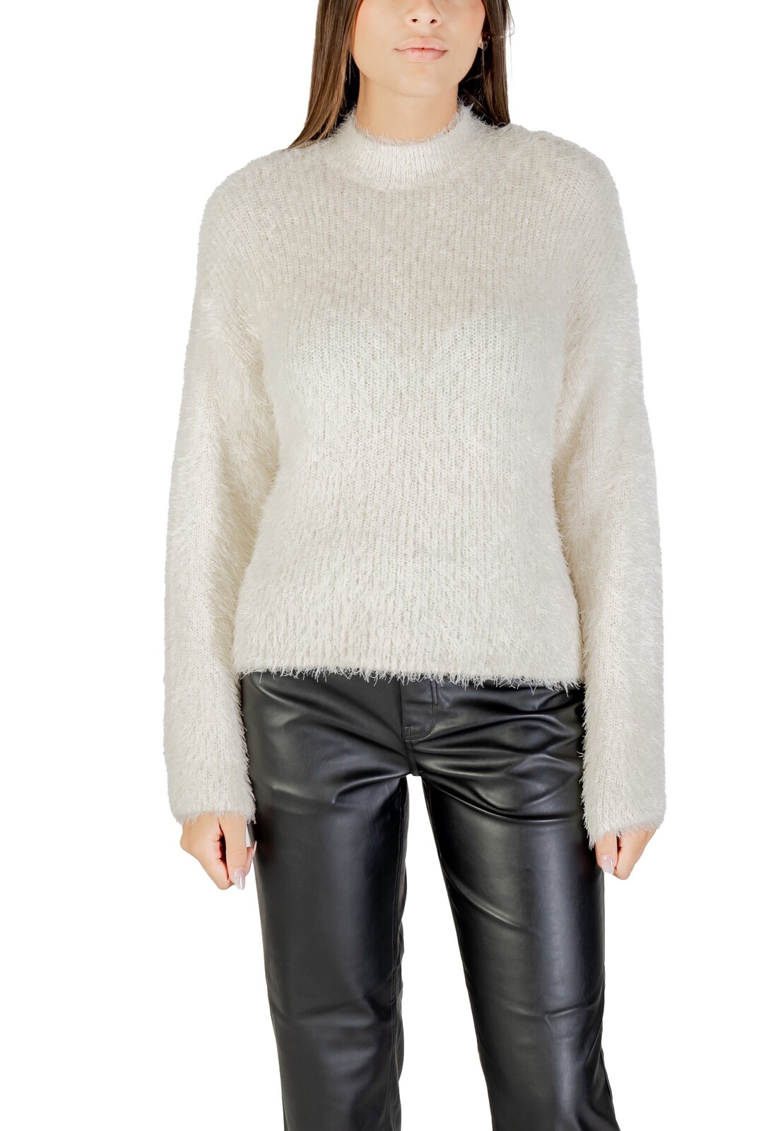 Bílý svetr s kulatým výstřihem