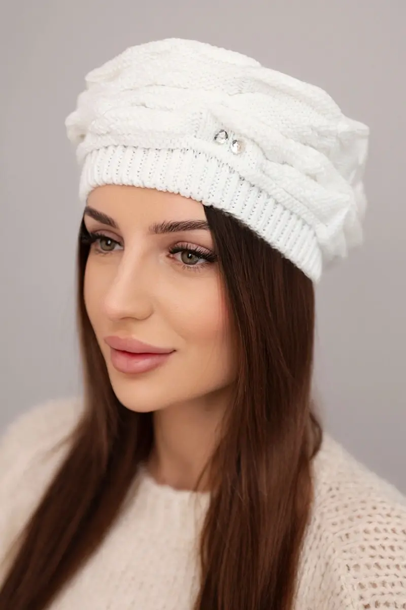 Dámská zimní čepice s ozdobným vzorem a krystaly
