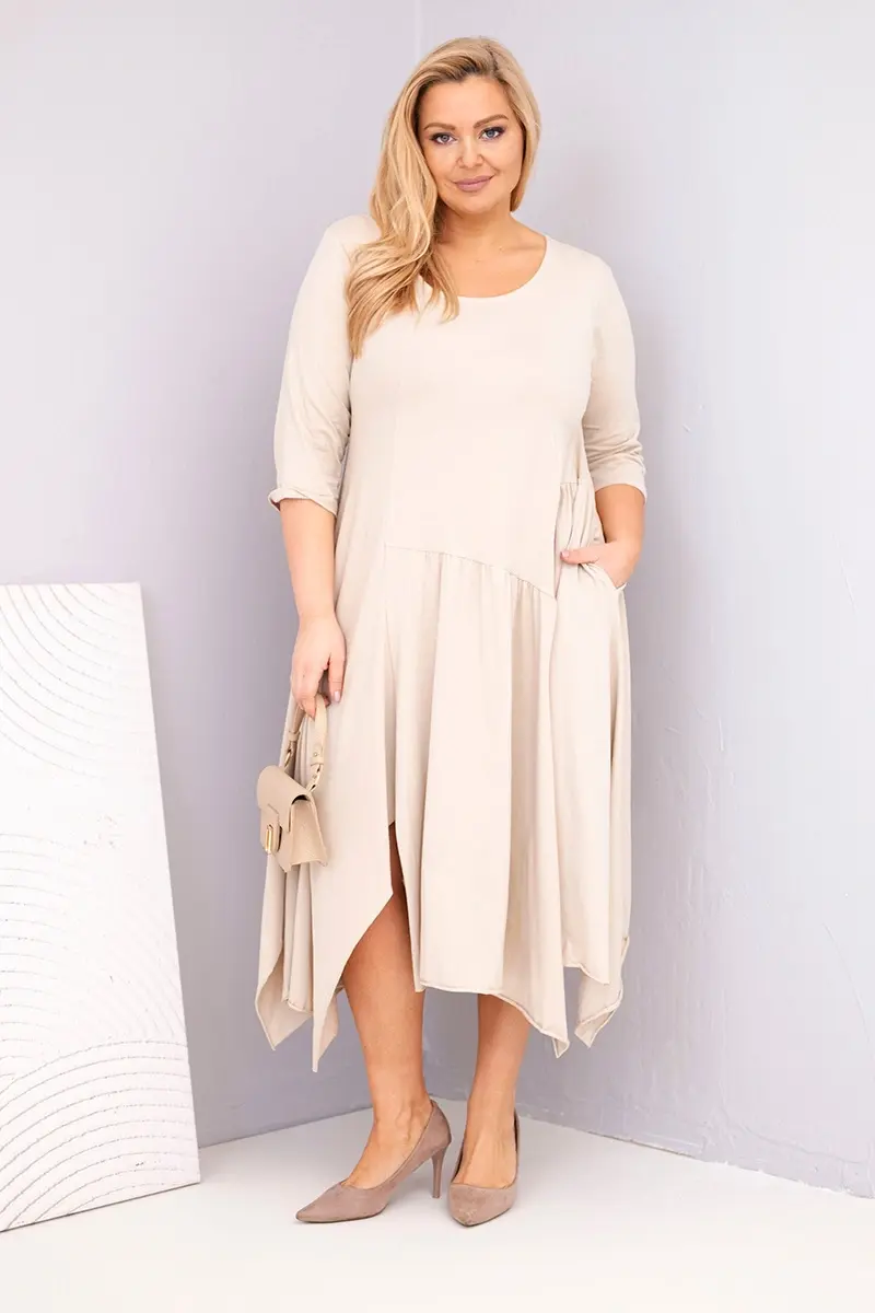 Béžové plus size šaty s asymetrickým lemem