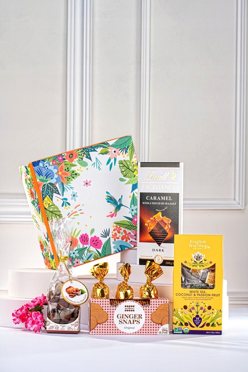 Krabička se sladkostmi a čajem M03