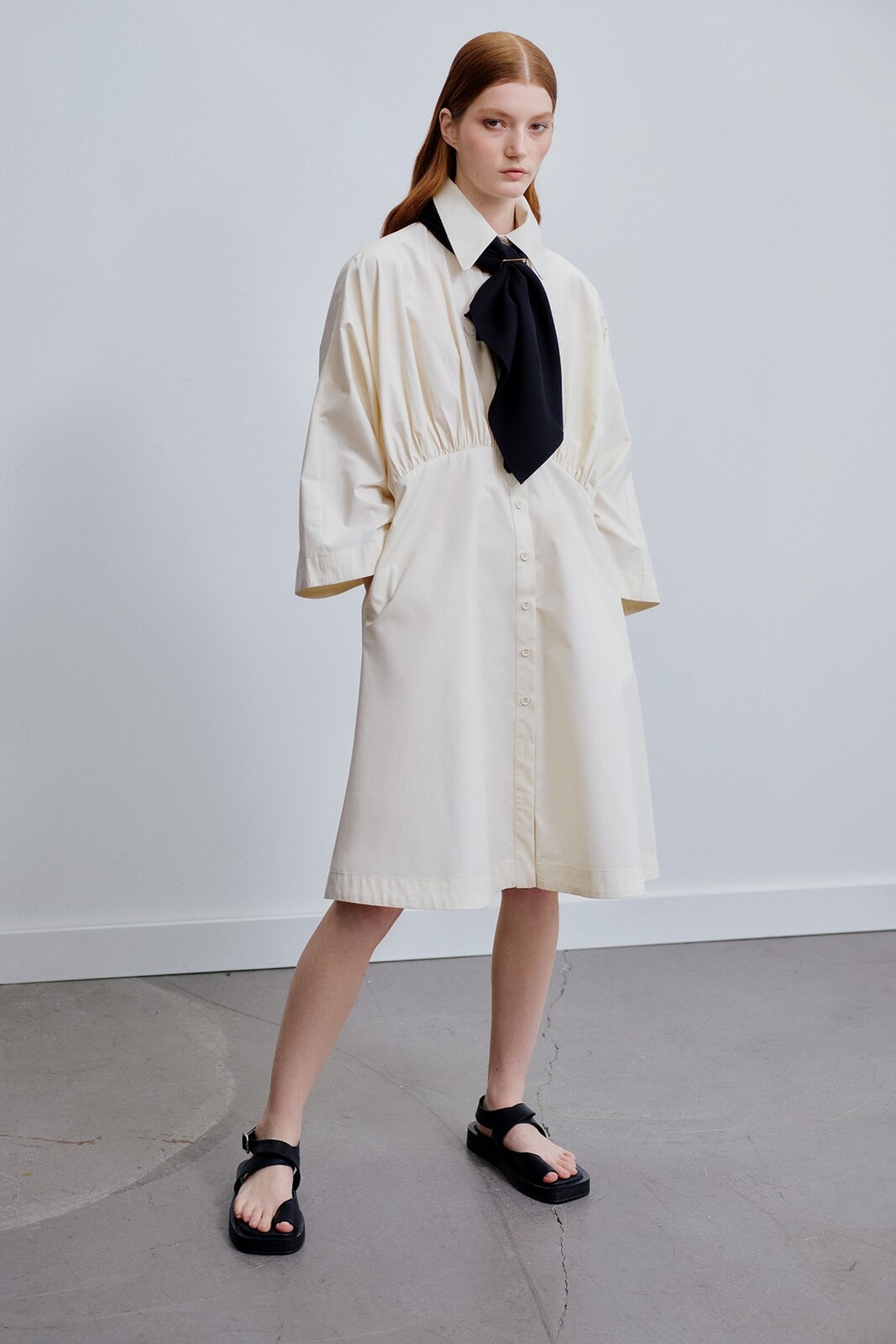 Trendyol X Kevser Sarıoğlu Béžová halenka a kapsa Detailní 100% bavlněná tkaná popelínová košile