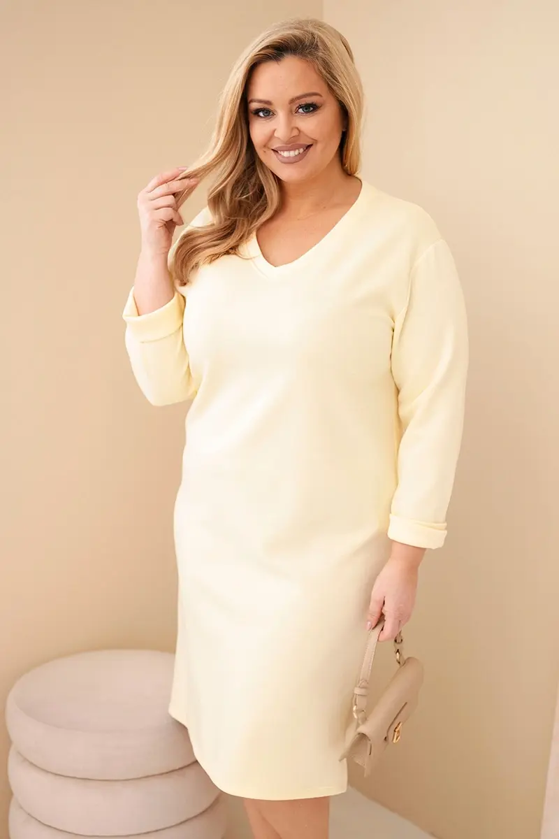 Plus size šaty s výstřihem do V, máslové