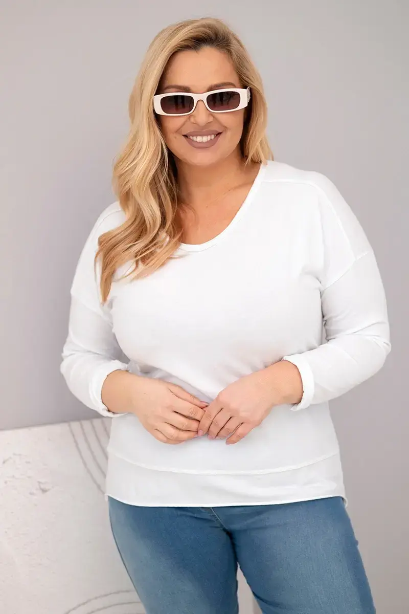 Plus size bílá halenka s V-výstřihem
