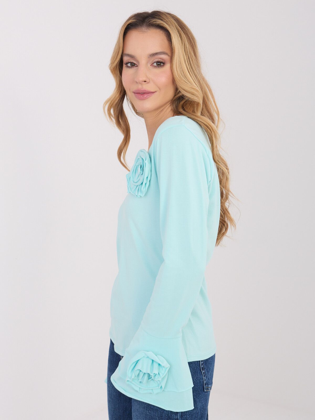 Mátová halenka s květinovými detaily