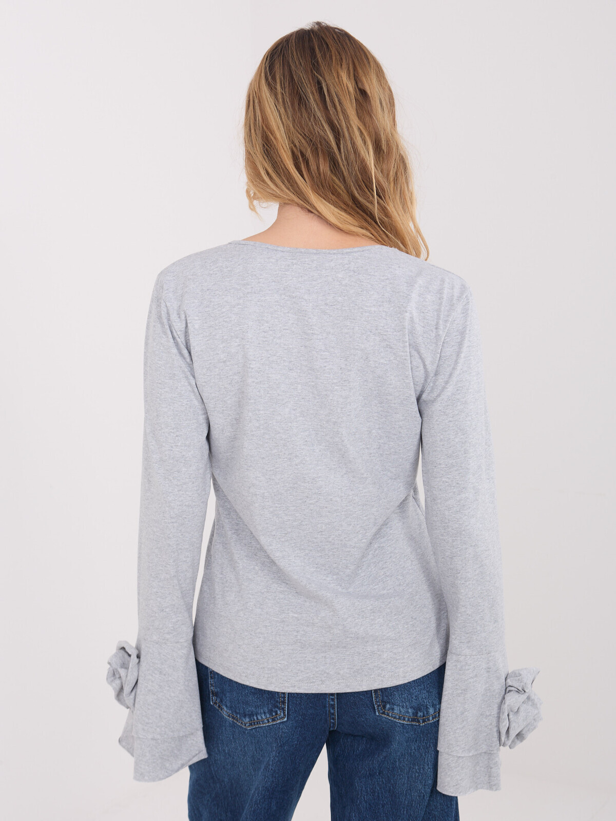 Šedá halenka s ozdobnými rukávy