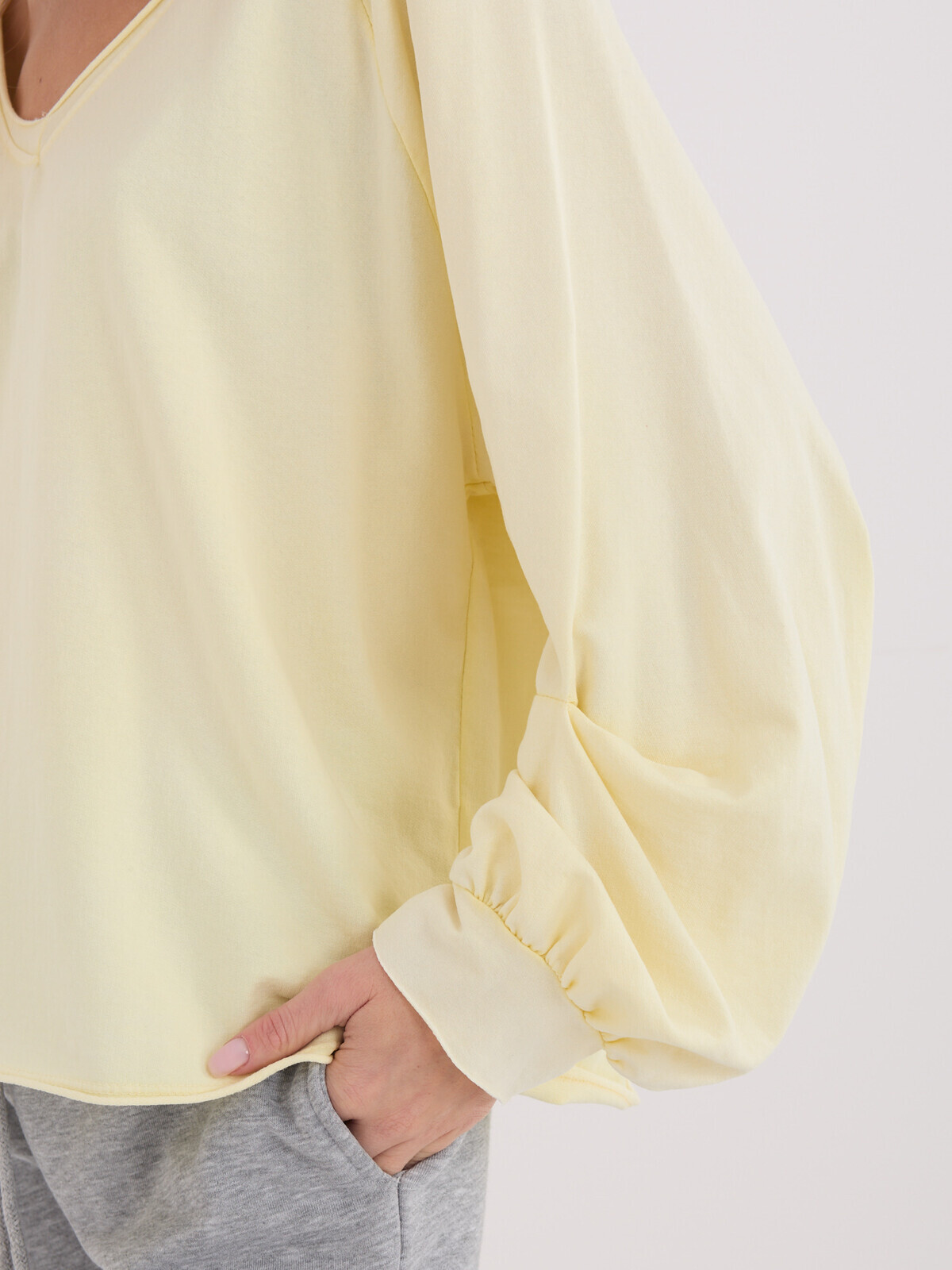 Světle žlutá halenka s dlouhými rukávy