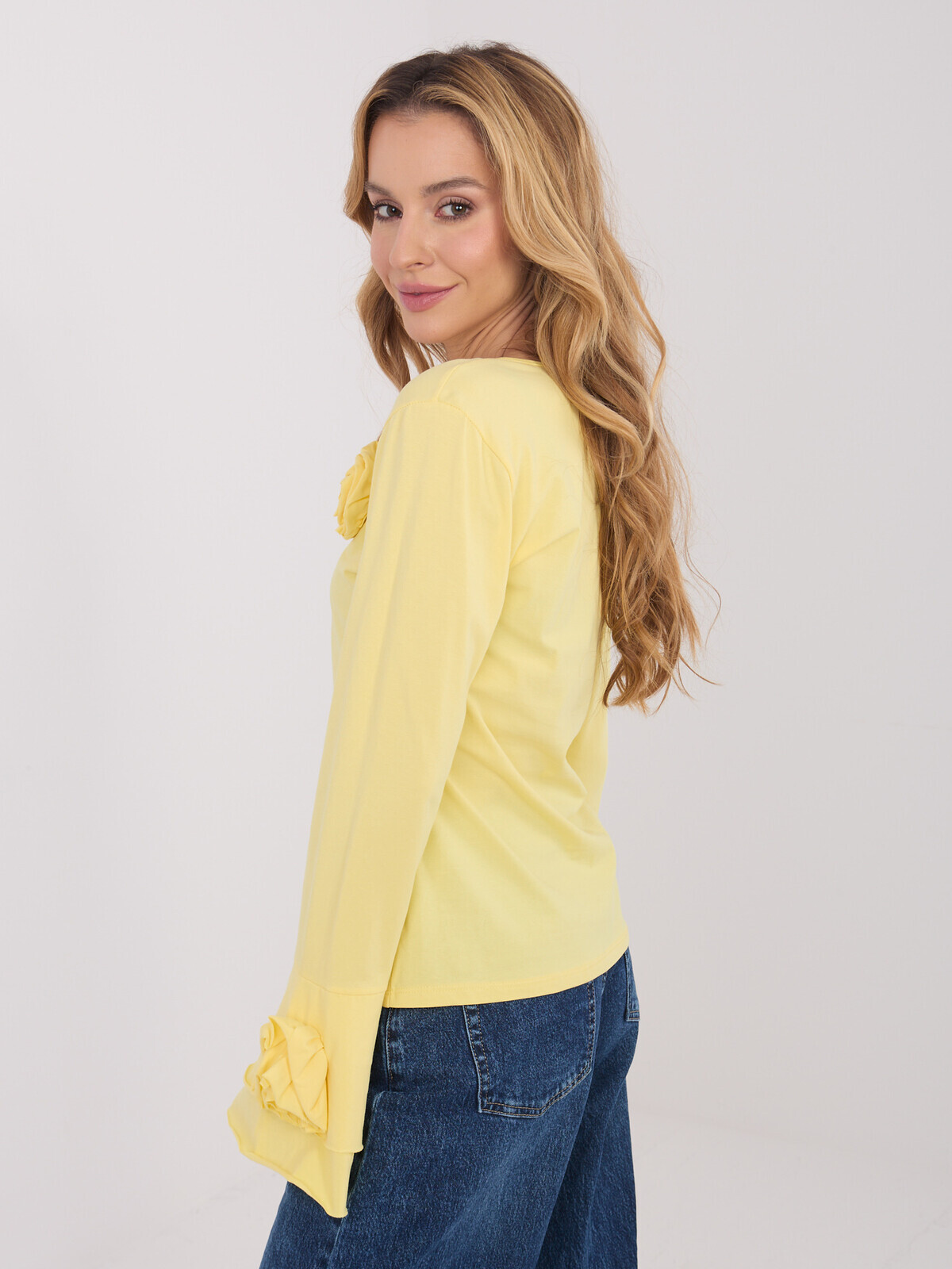 Žlutá halenka s květinovými aplikacemi