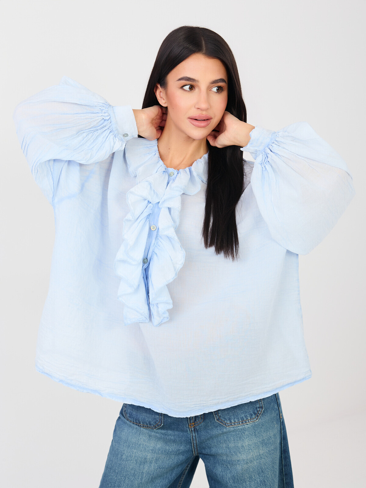 Světle modrá halenka s volány