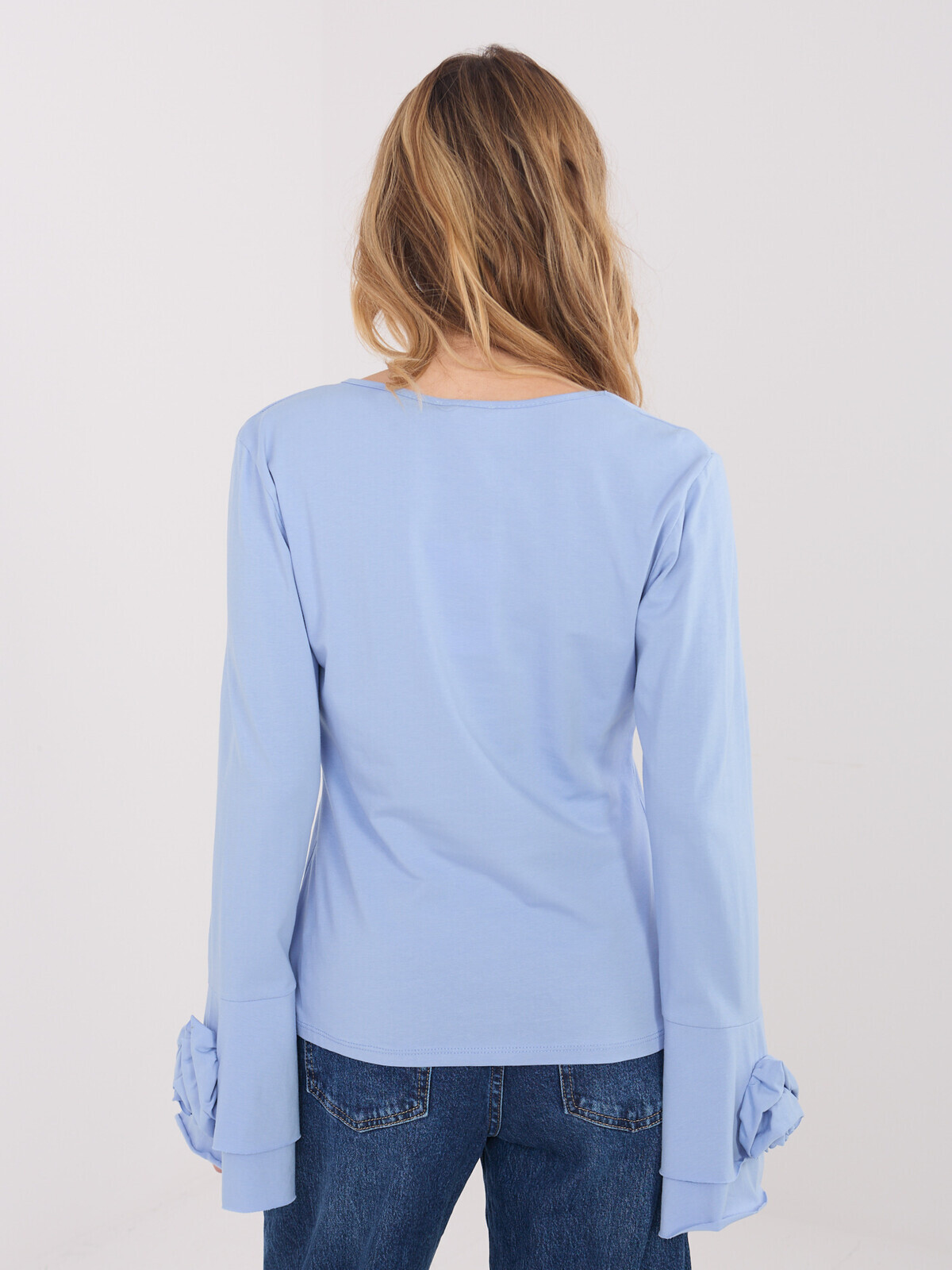 Světle modrá halenka s ozdobnými rukávy