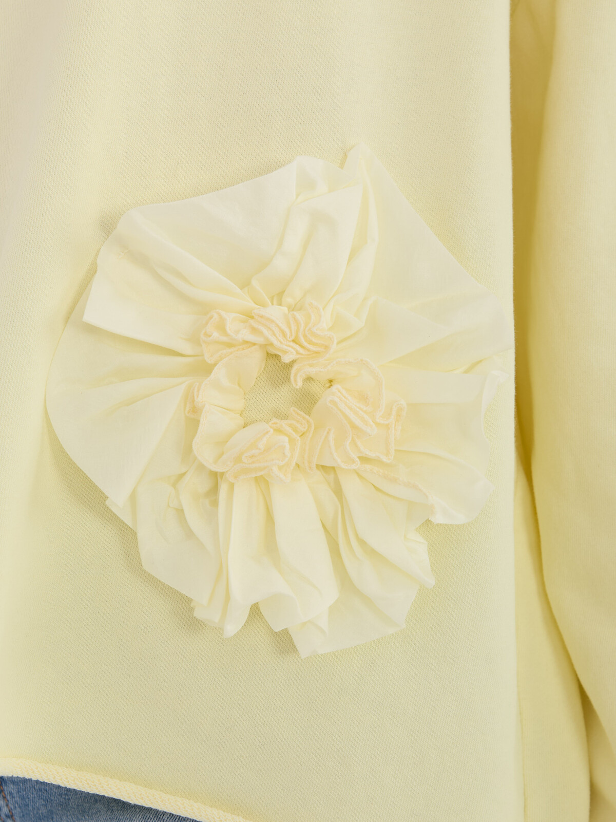 Světle žlutá halenka s květinovým detailem