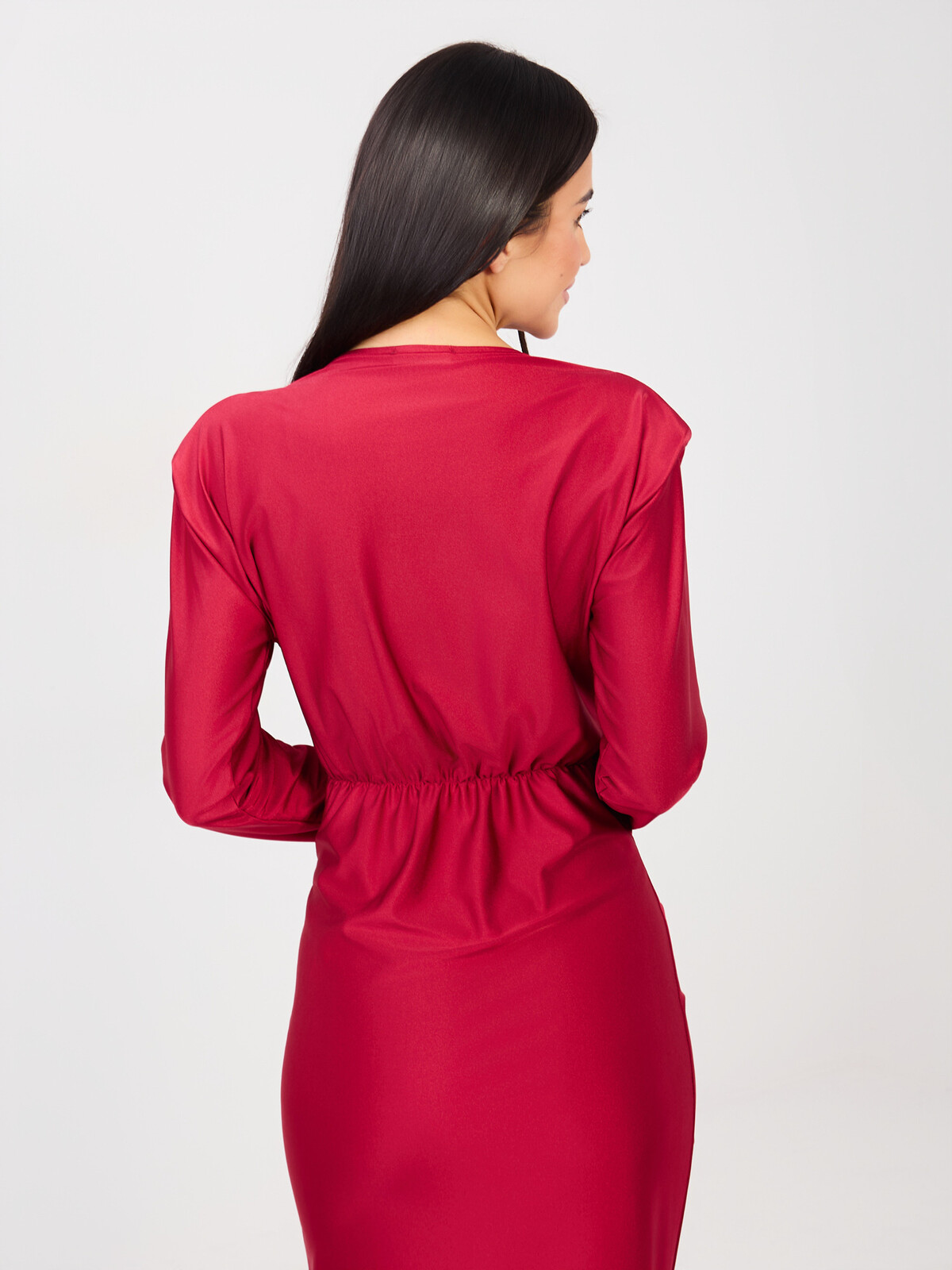 Elegantní červené šaty s páskem