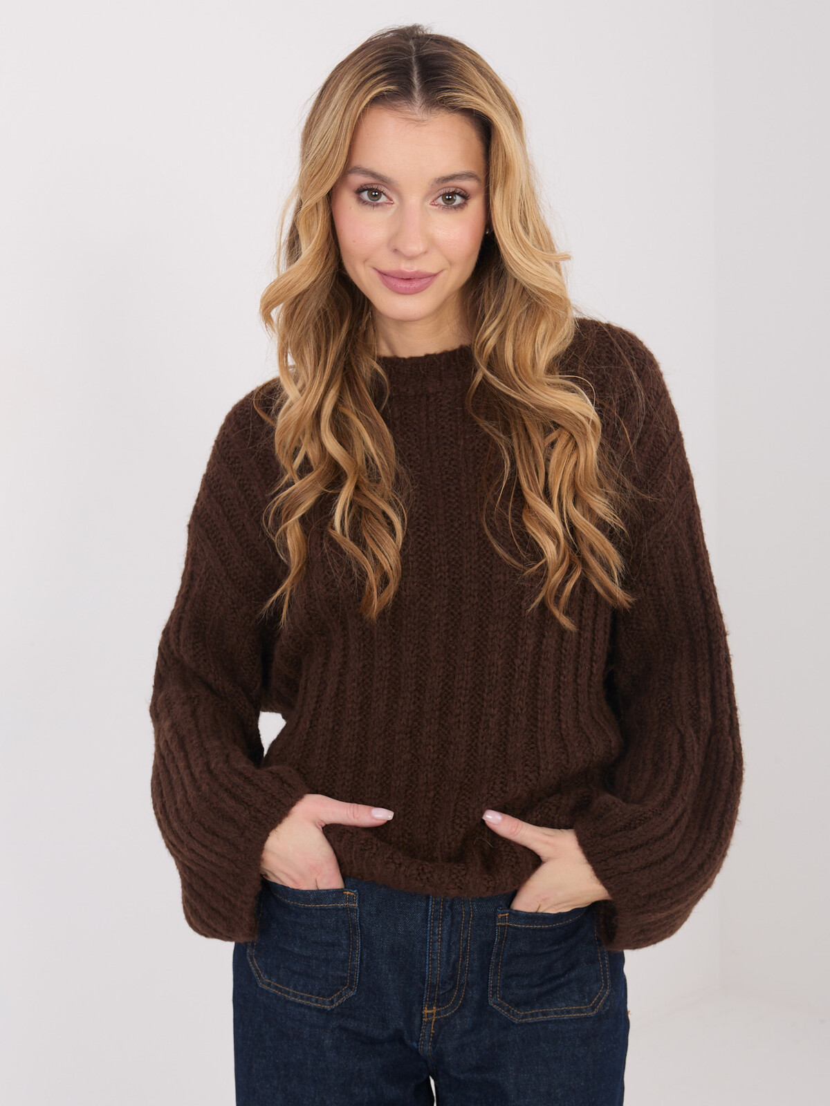 Hnědý žebrovaný svetr