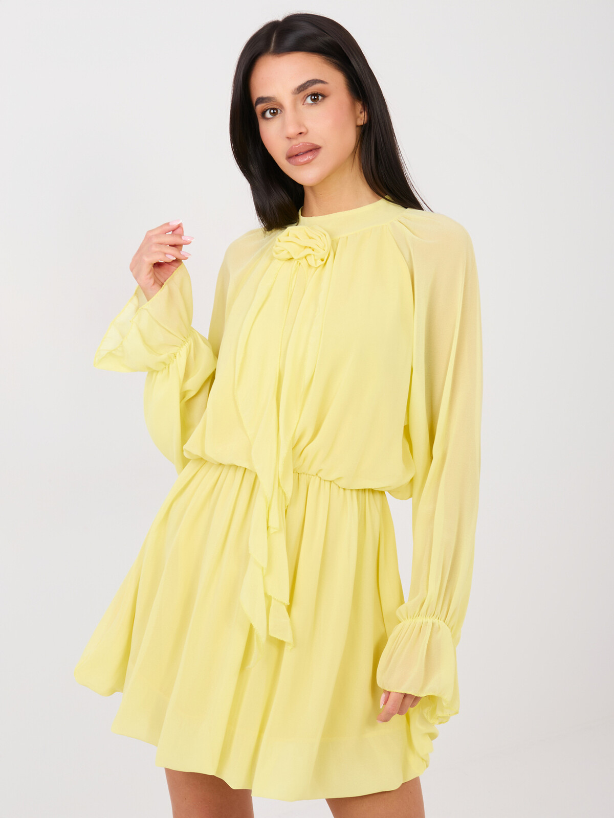 Žluté mini šaty s květinovým detailem