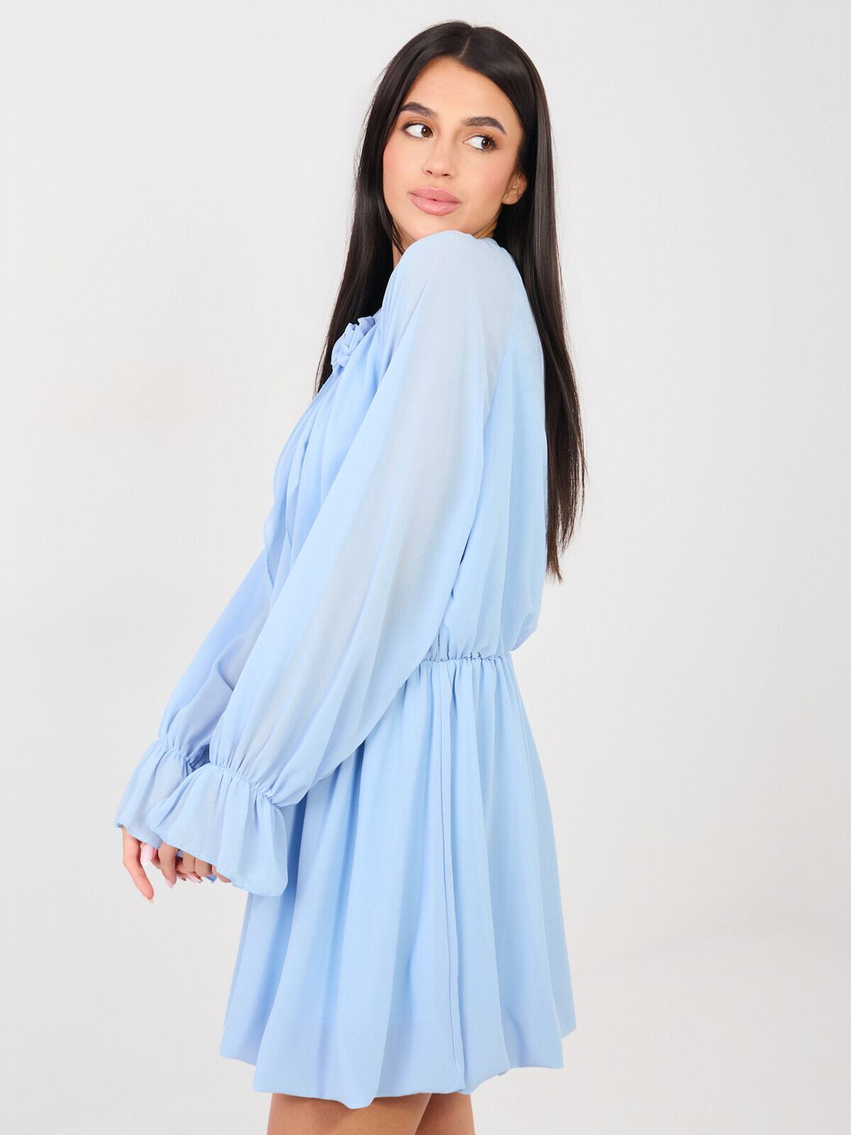 Světle modré mini šaty s dlouhými rukávy