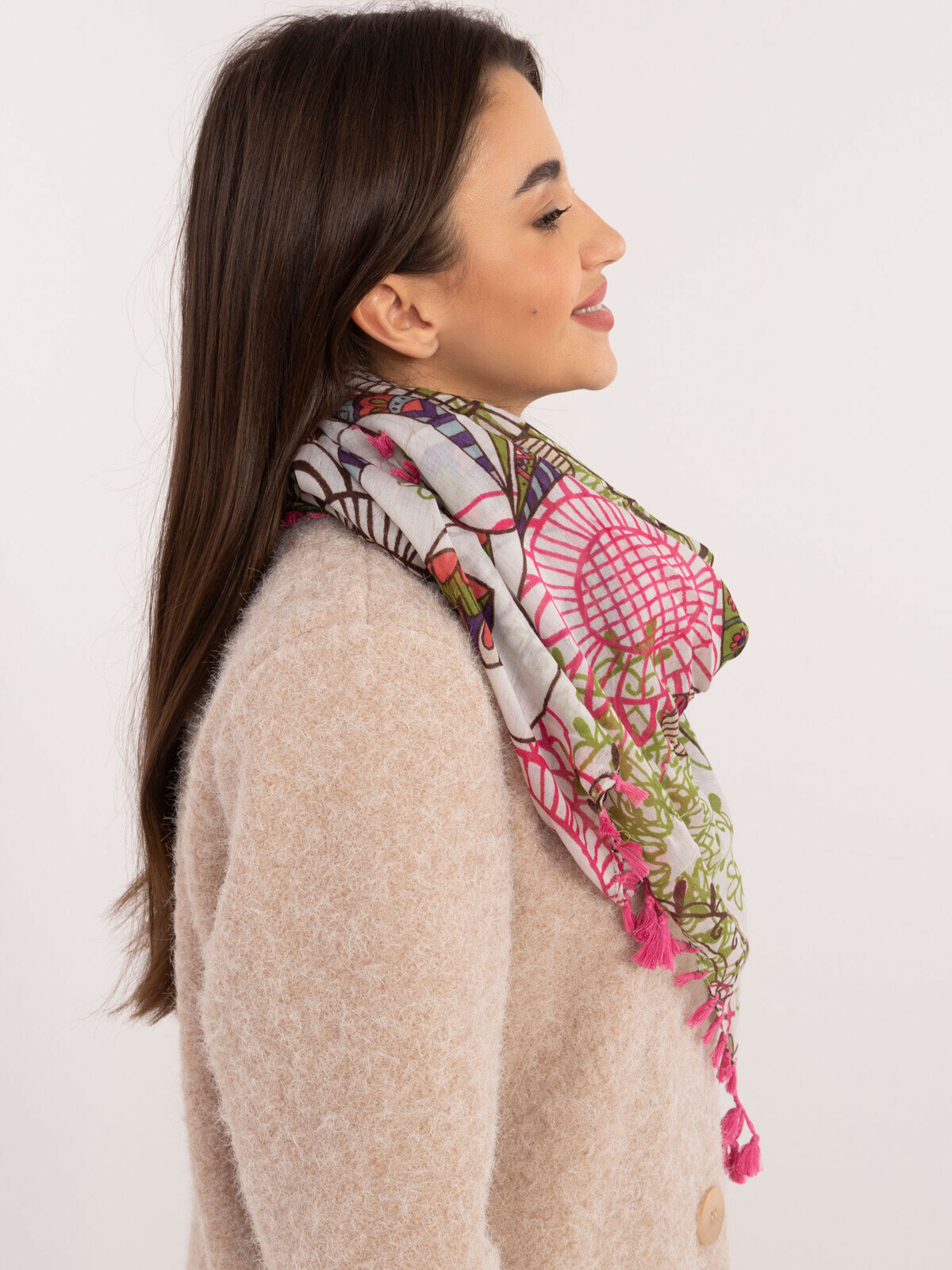 Barevný šátek s květinovým vzorem