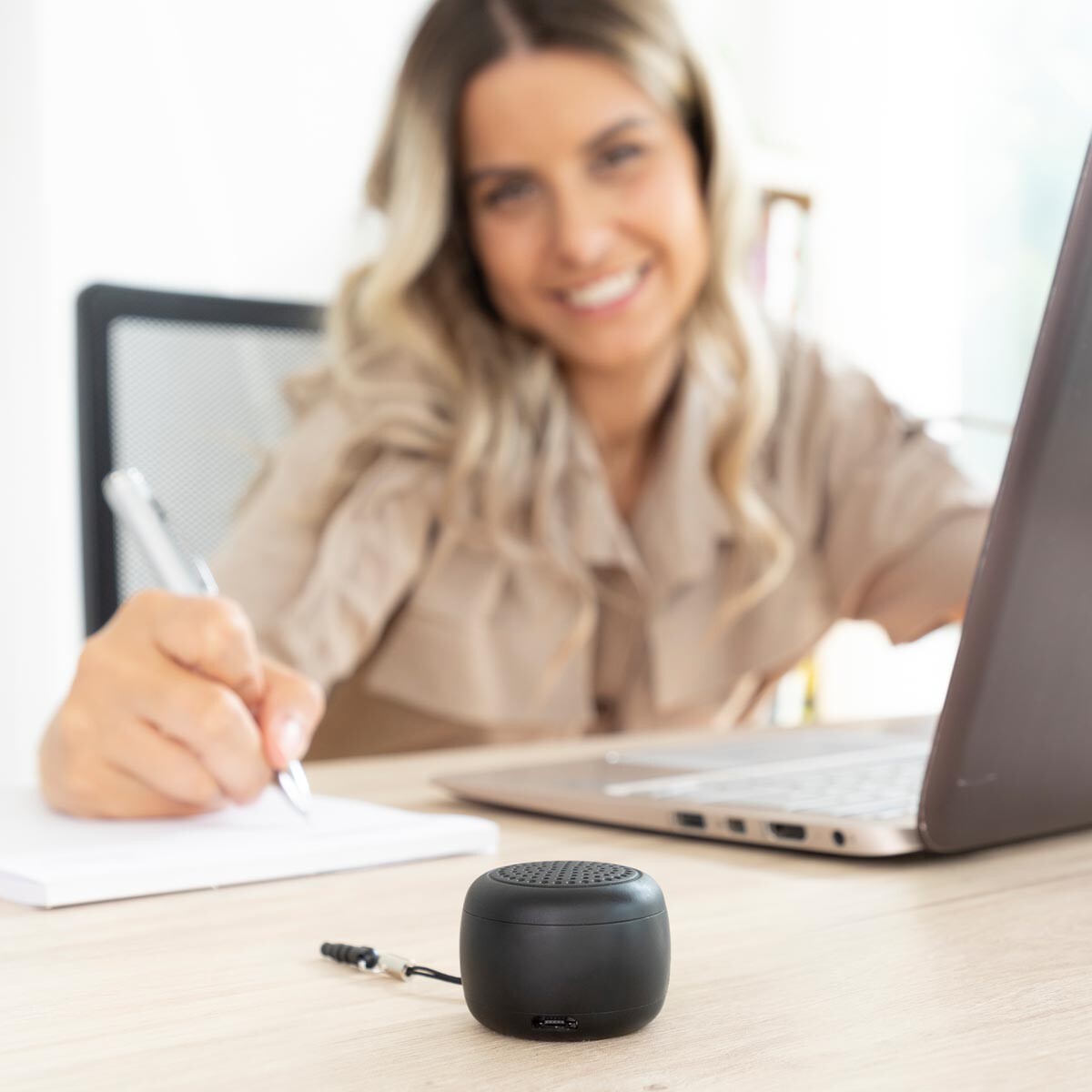 InnovaGoods Dobíjecí přenosný bezdrátový mini reproduktor Miund