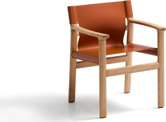 Koňakově hnědá jídelní židle s područkami z jasanového dřeva Jan – Kave Home