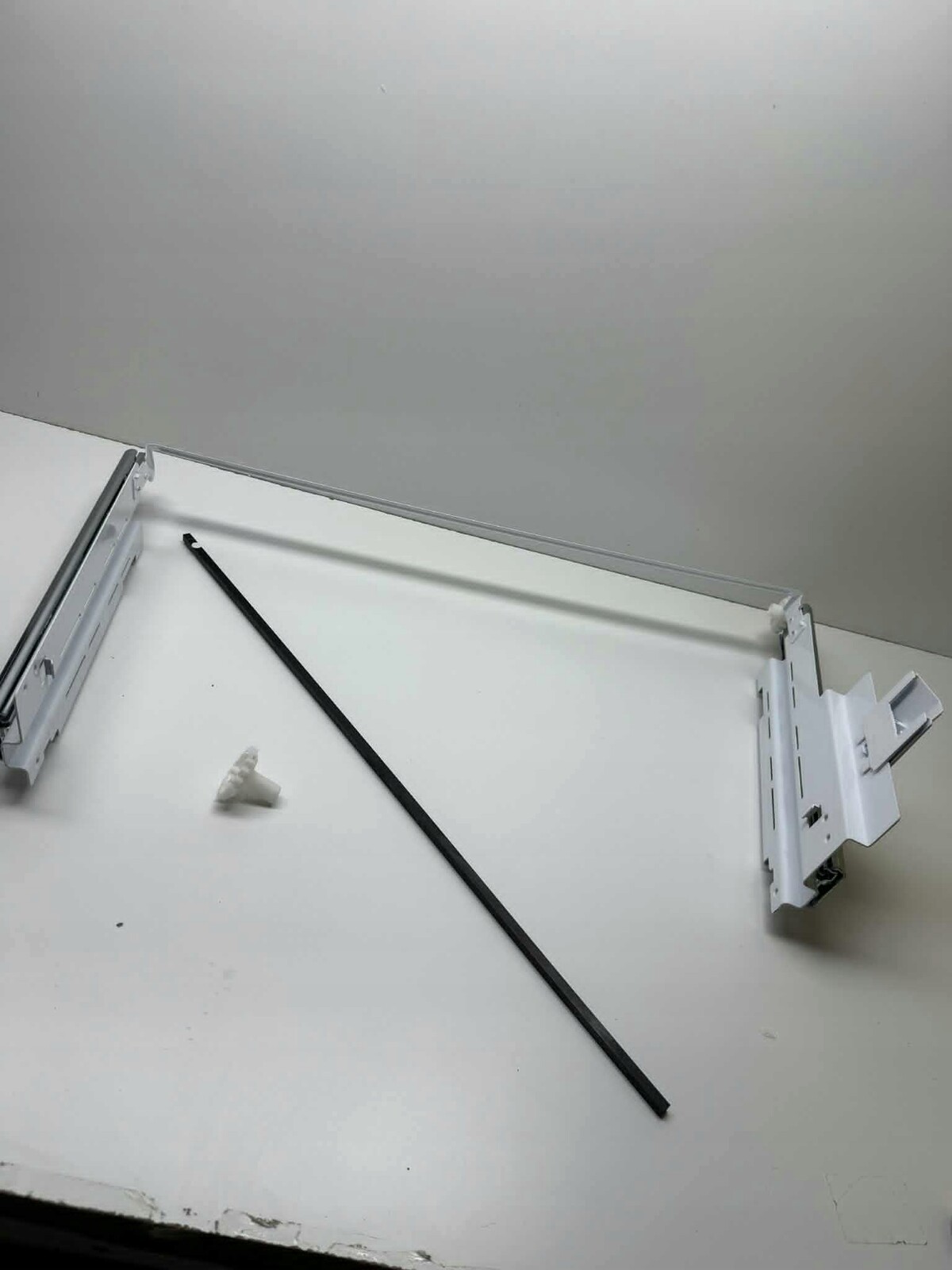 Samsung DA97-14385A spodní držák Hanger Low Assembly pro ledničky