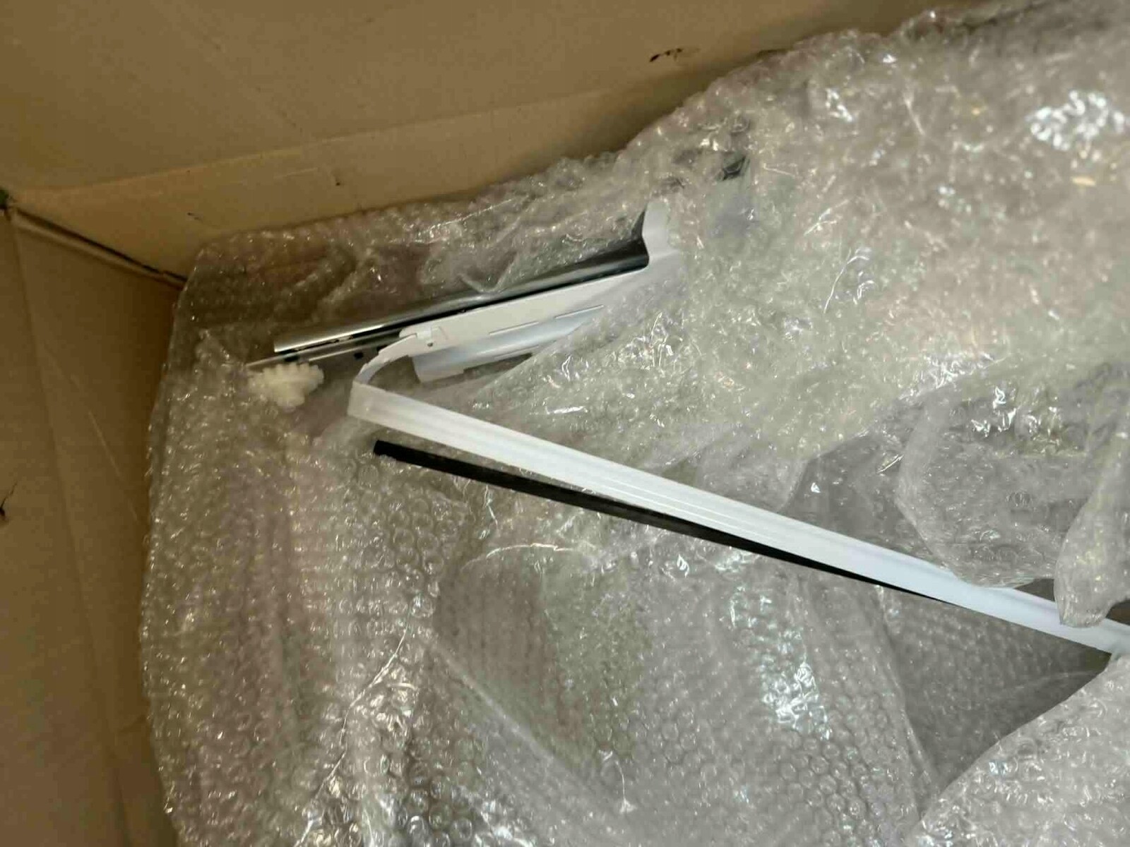 Samsung DA97-14385A spodní držák chladničky Hanger Low Assembly