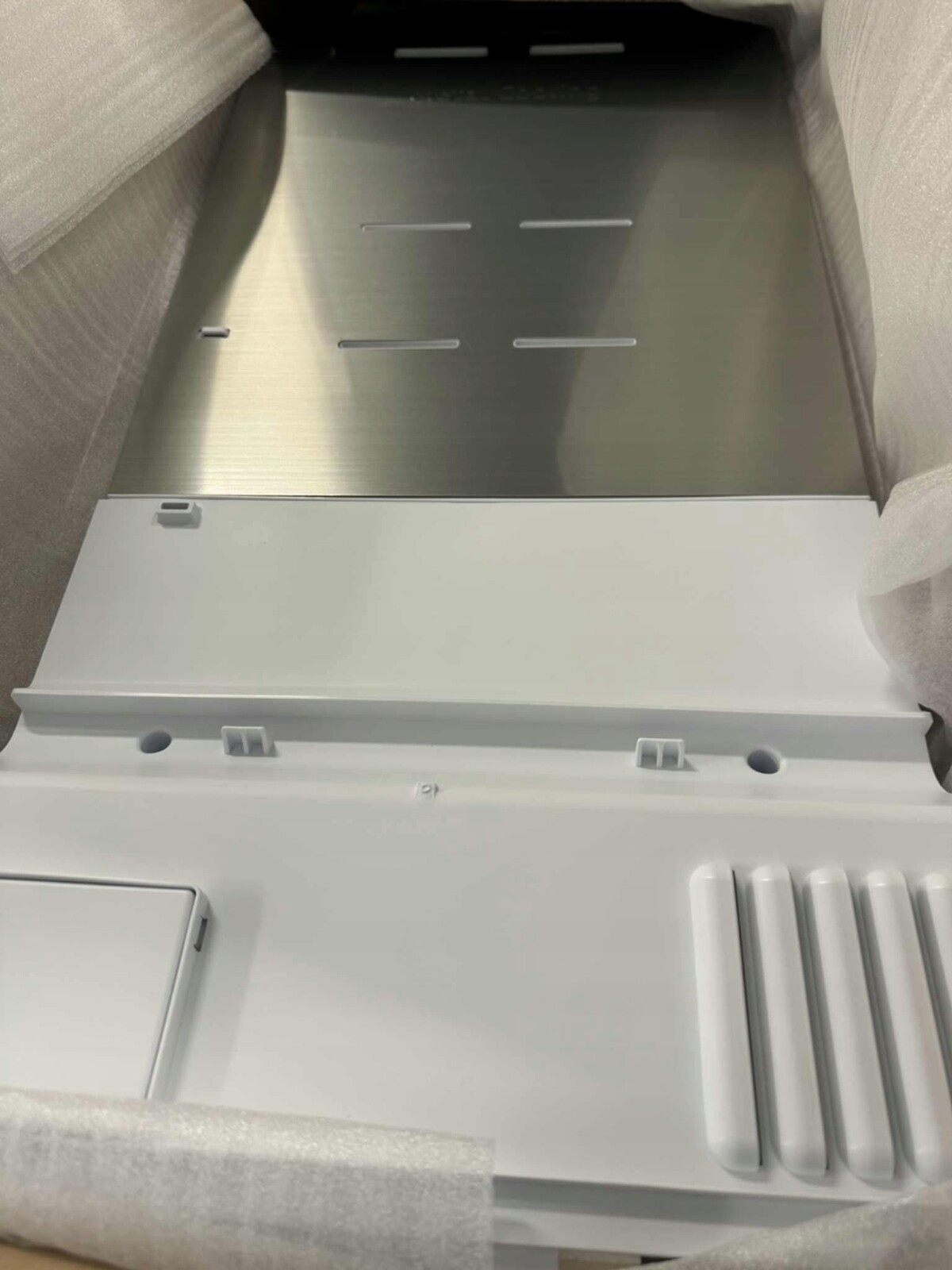 Samsung DA97-21142A – přední rám konstrukční prvek chladničky RB7300