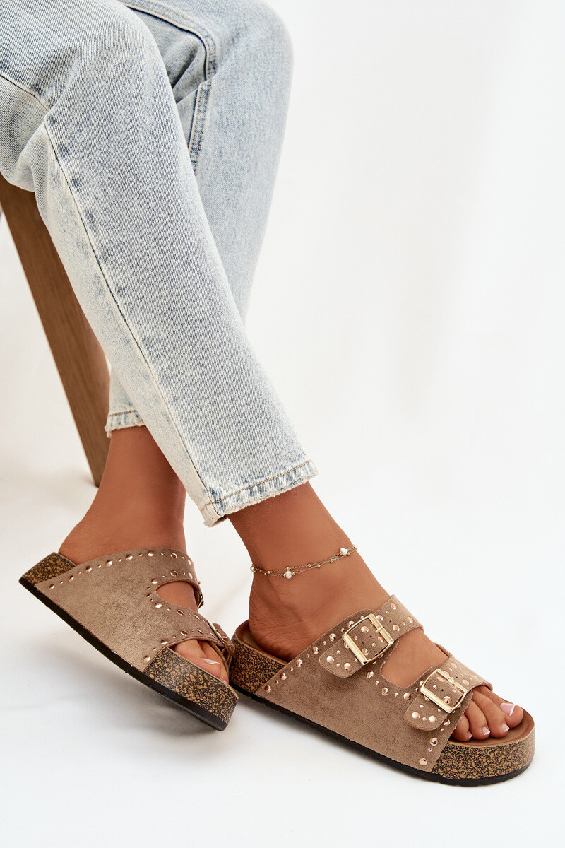 Dámské pantofle s klipsy a cvočky