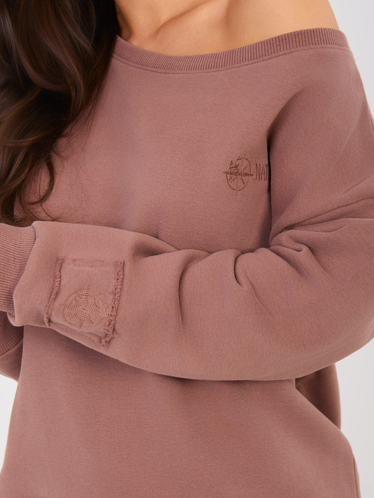 Hnědá crop mikina s odhaleným ramenem