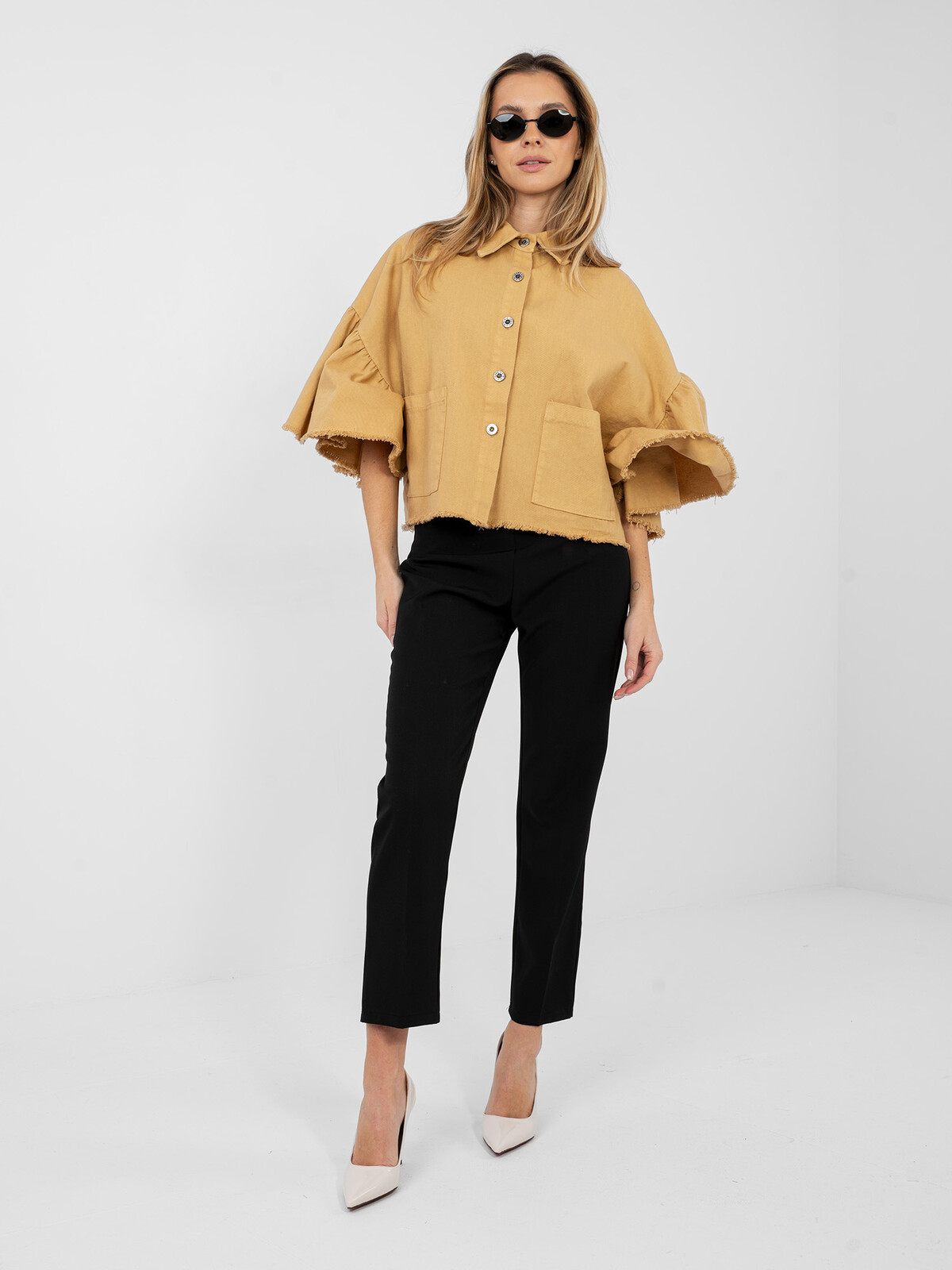 Krátká camel bunda s volány