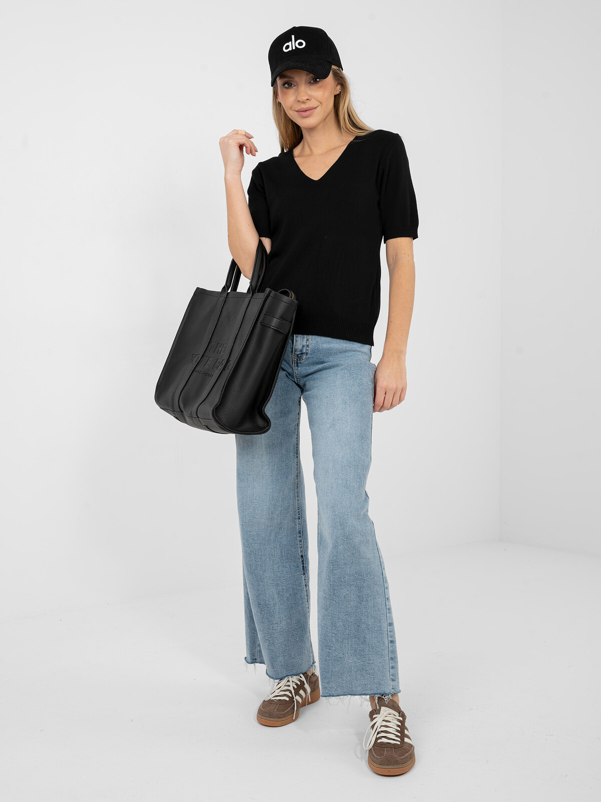 Černý basic svetr s výstřihem do V