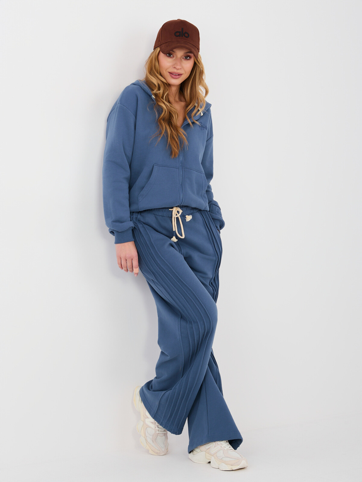 Dámská mikina s kapucí a tepláky