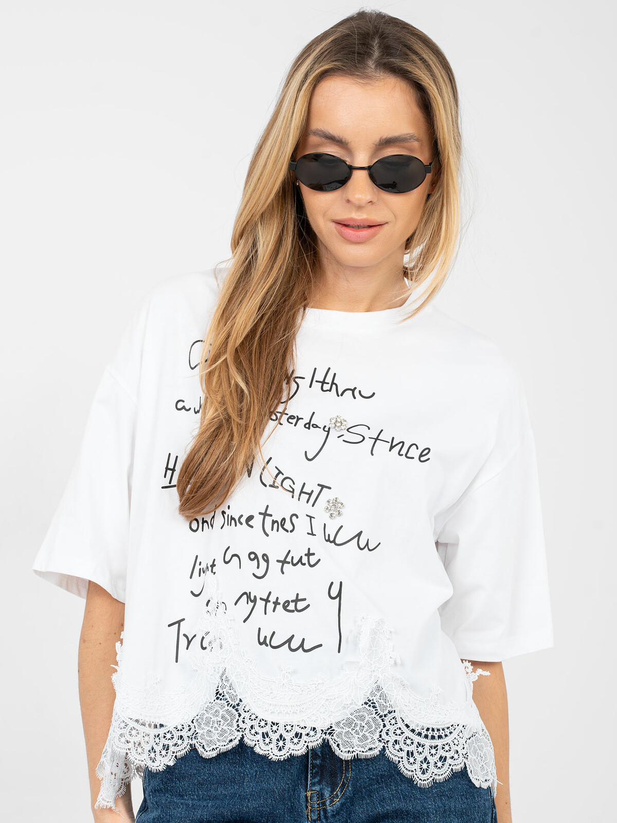 Bílá halenka s krajkou a vzorem