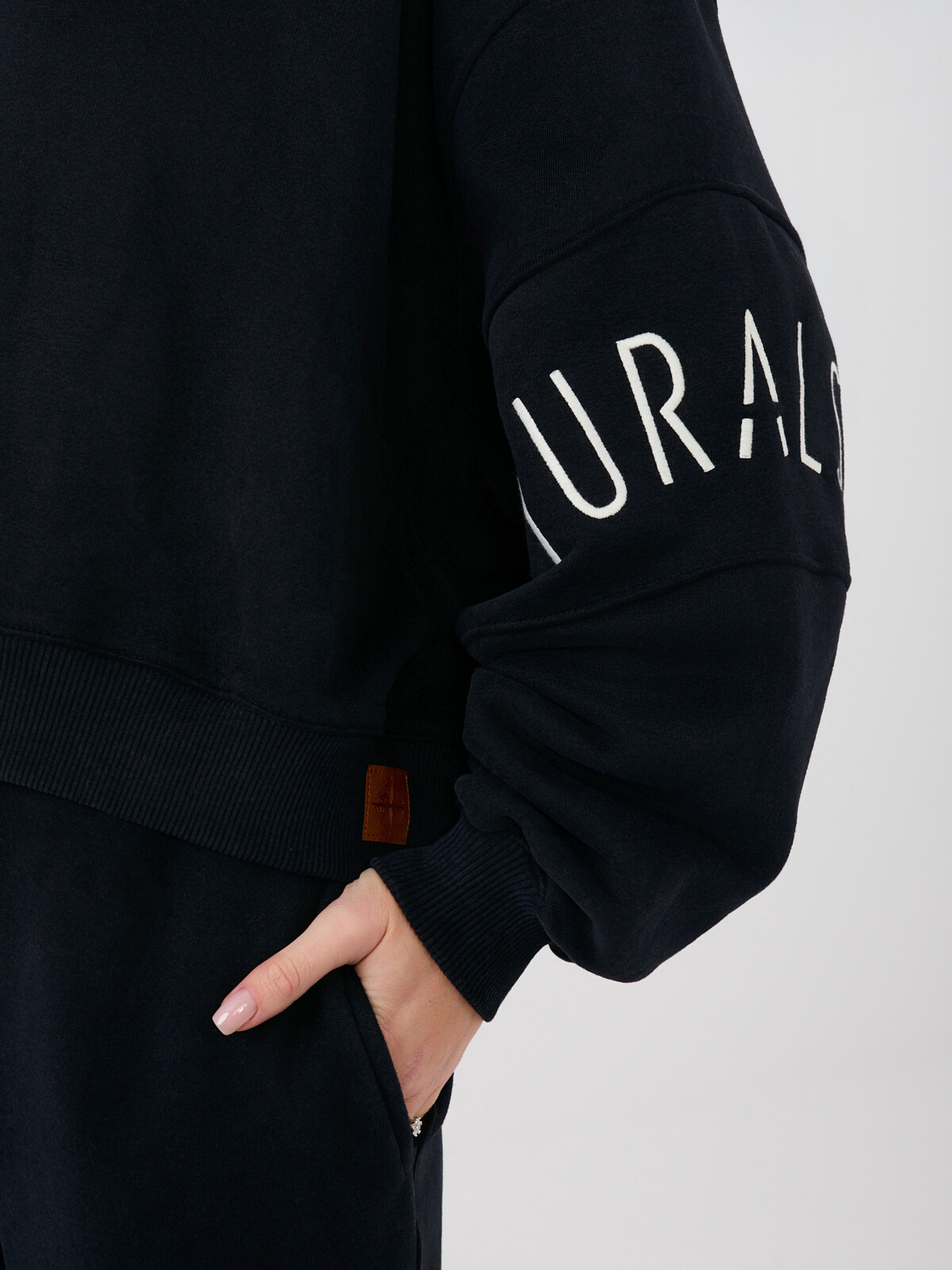 Černá mikina s nápisem na rukávu