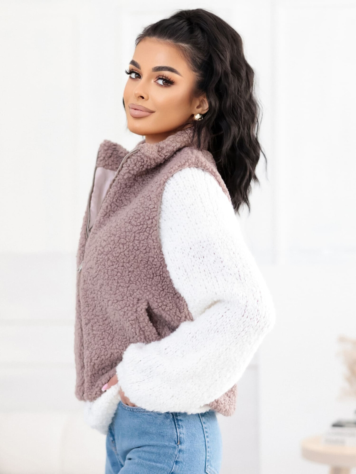 Dámská pletená vesta s kapucí