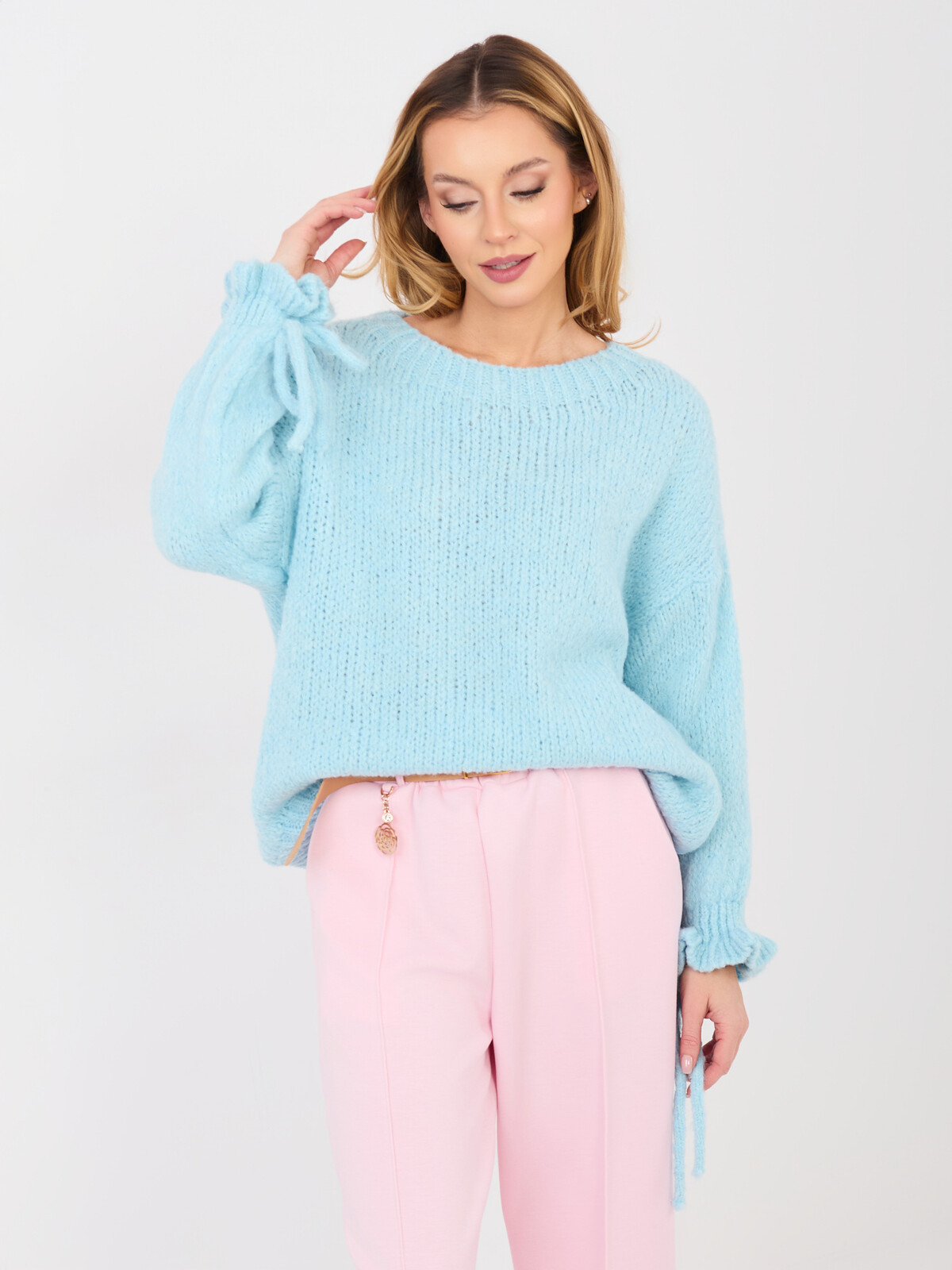 Světle modrý svetr s mašlemi