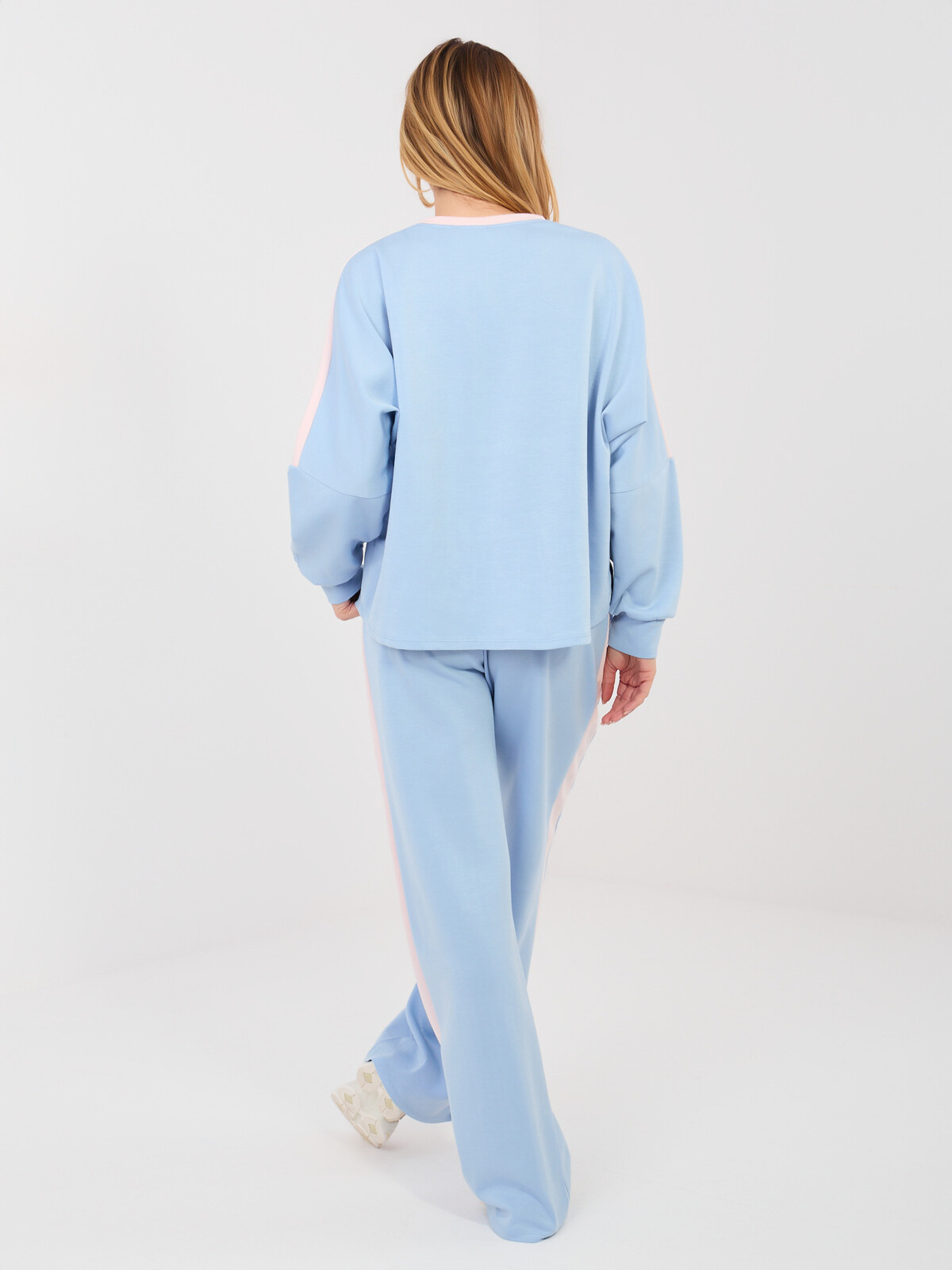 Světle modrý komplet s číslem 68