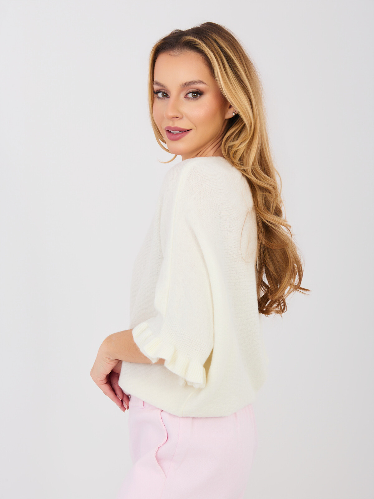 Ecru svetr s volánovými rukávy