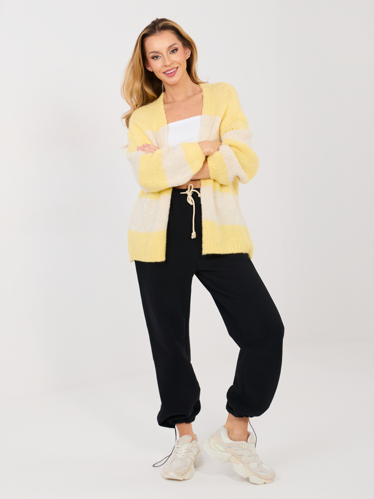 Pruhovaný světlý žlutý svetr