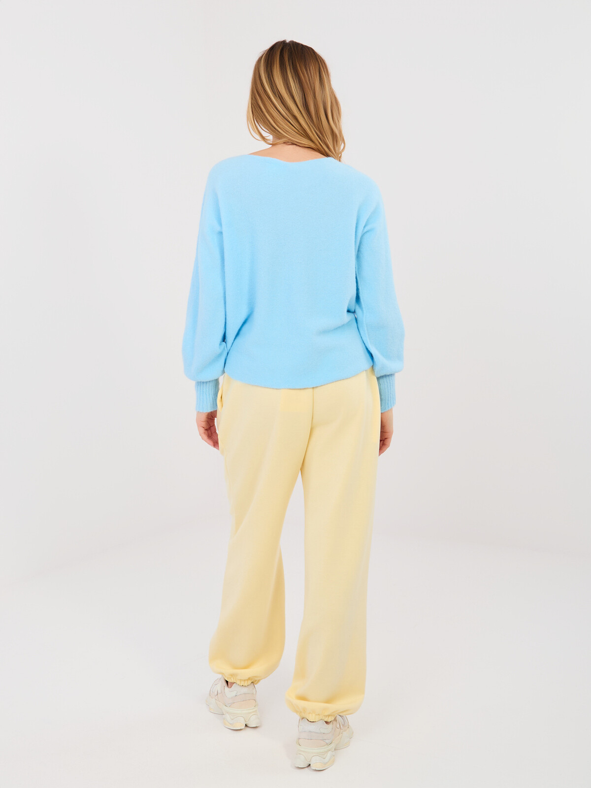 Světle žluté kalhoty s květinovým detailem