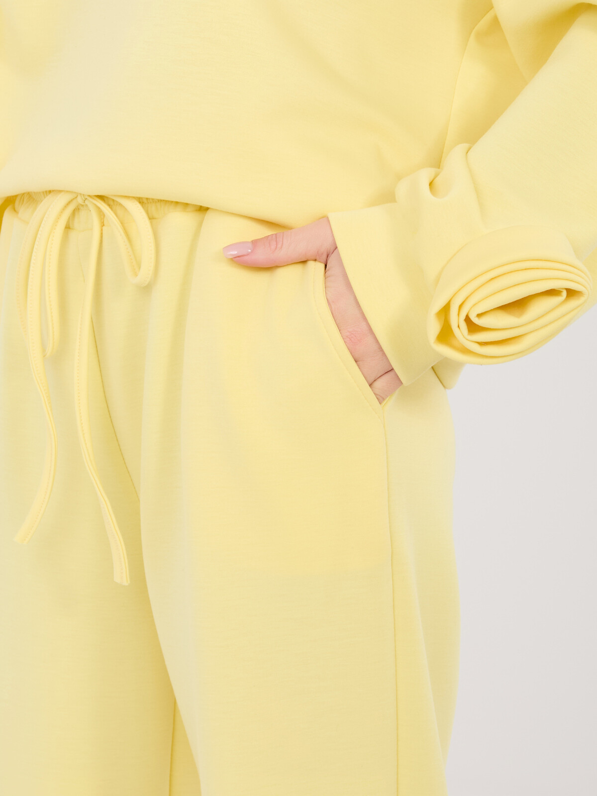 Světle žlutý teplákový komplet