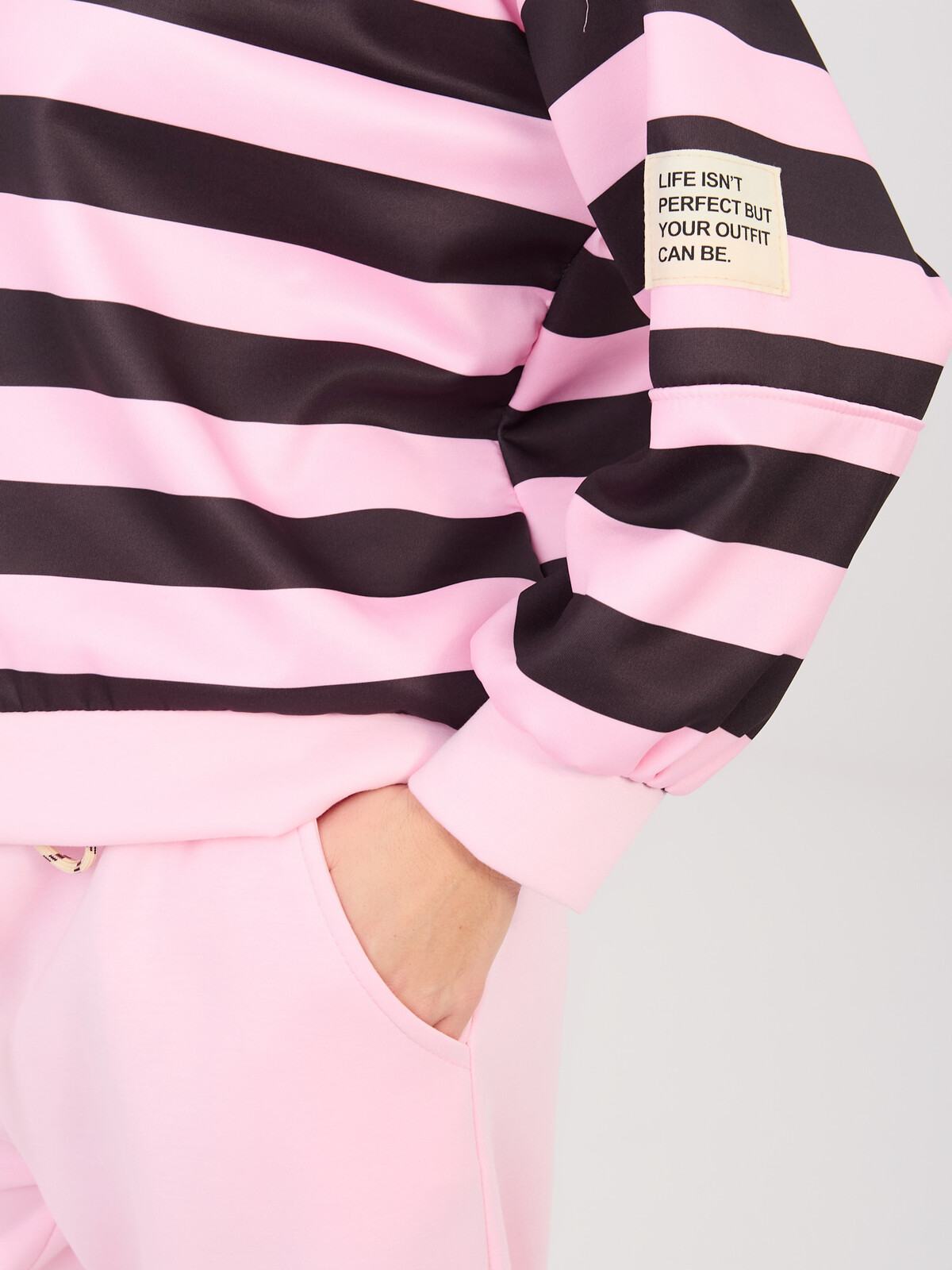 Růžová tepláková souprava s pruhovaným topem