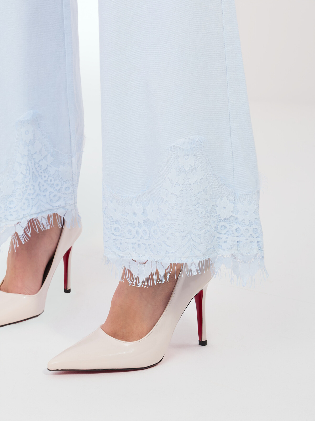 Světle modré rovné džíny s krajkou