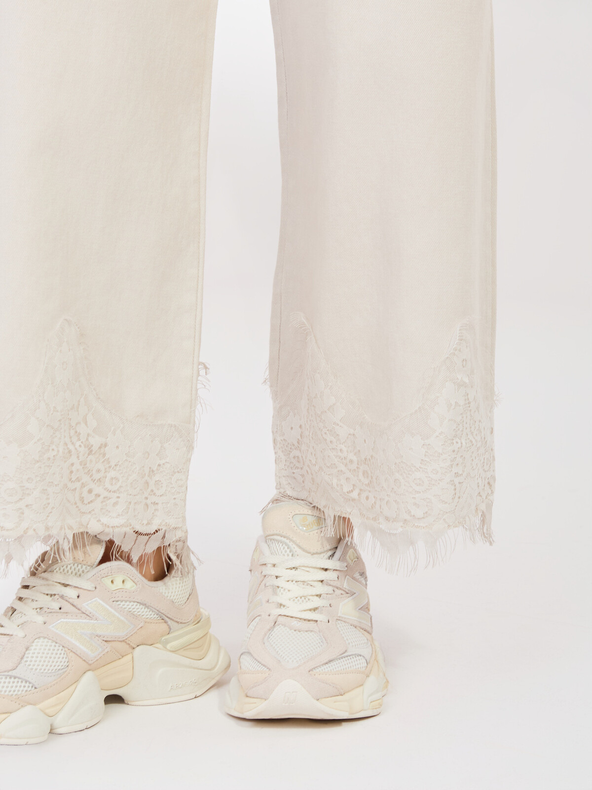 Světlobéžové kalhoty s krajkou