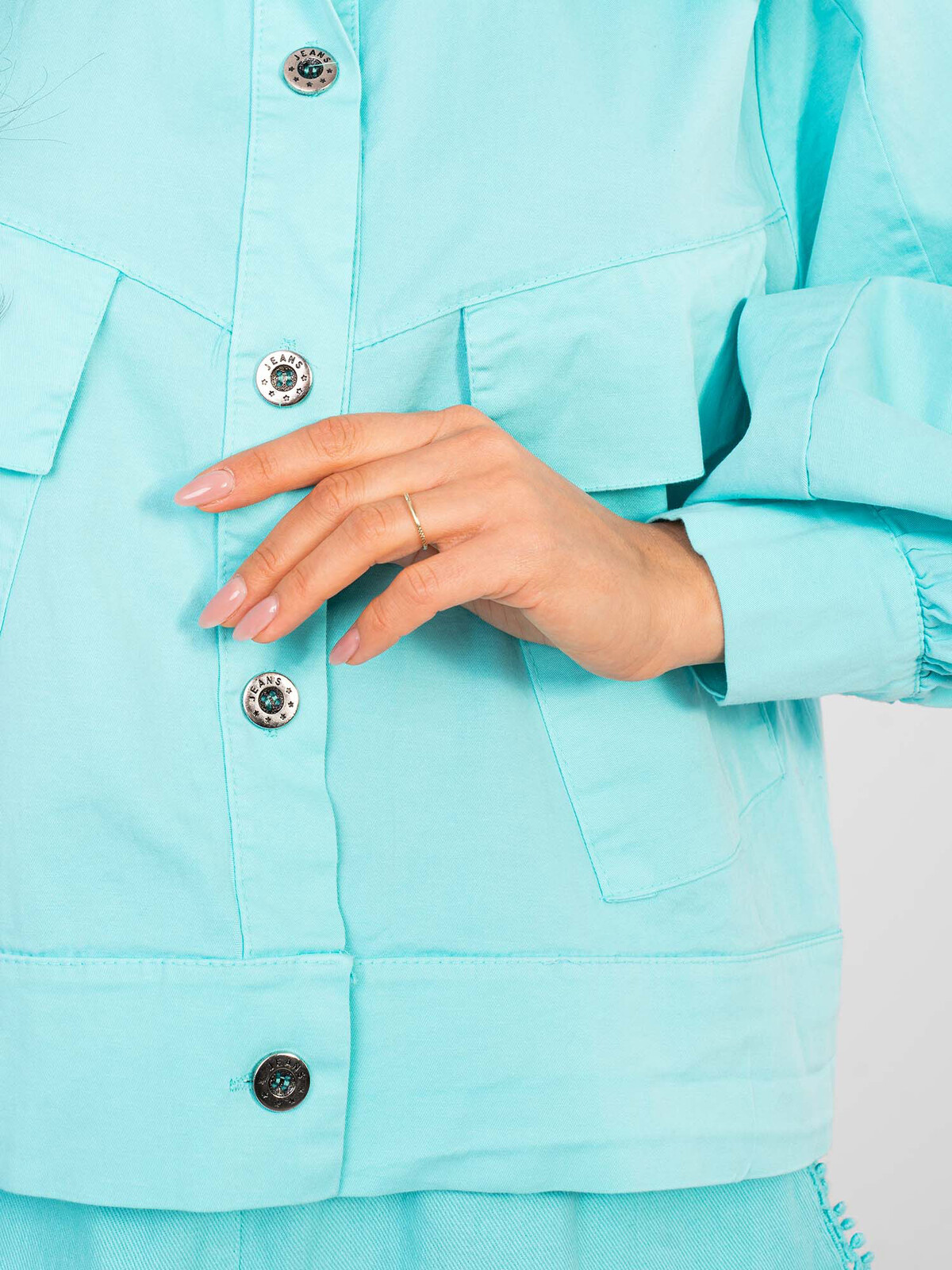 Tyrkysová bunda s kapsami