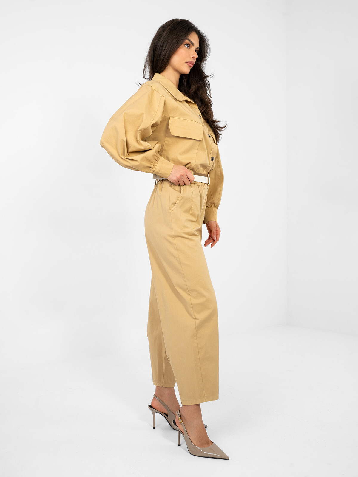 Jednobarevné kalhoty v camel barvě