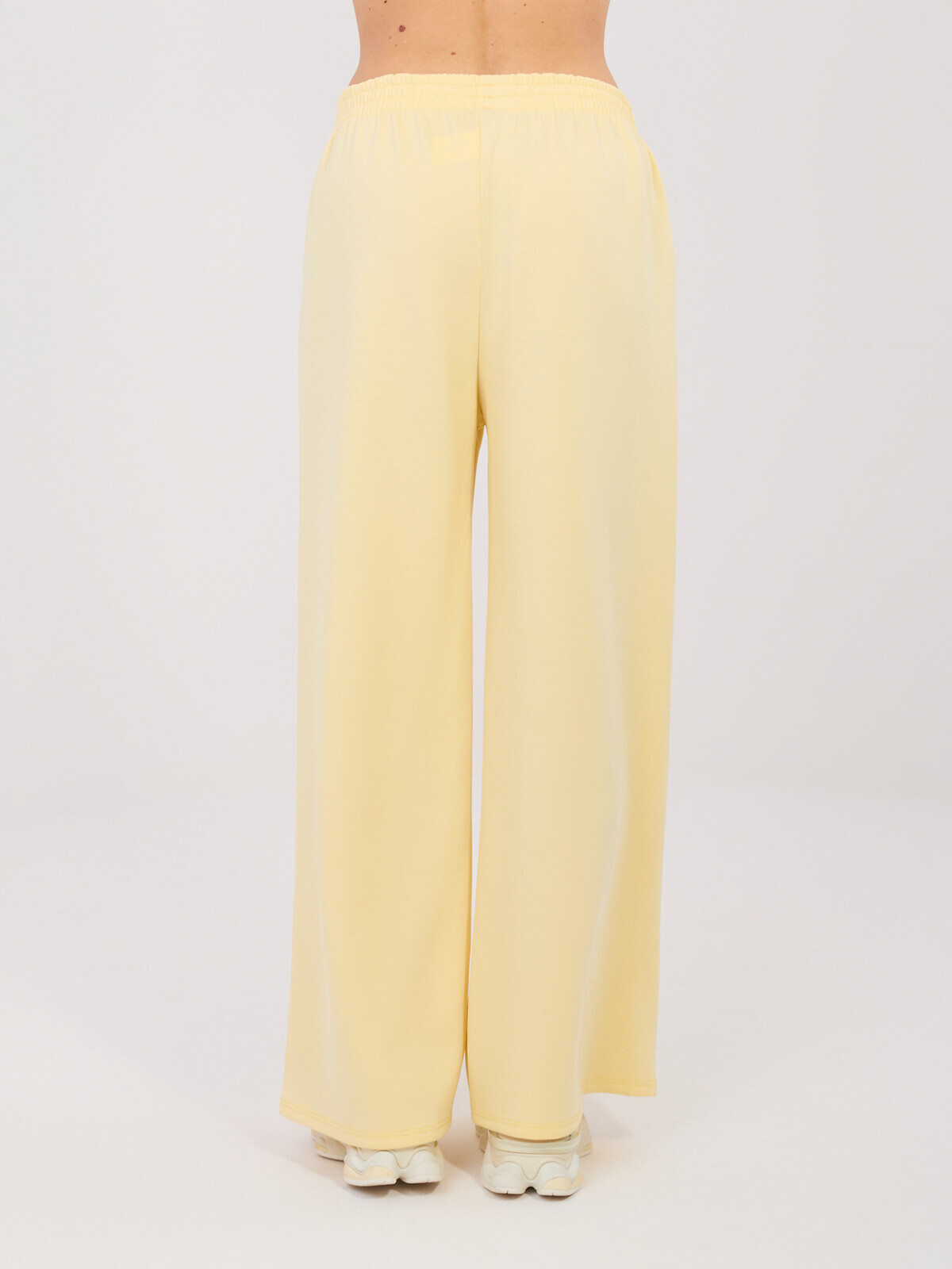 Žluté kalhoty s růžovými pruhy