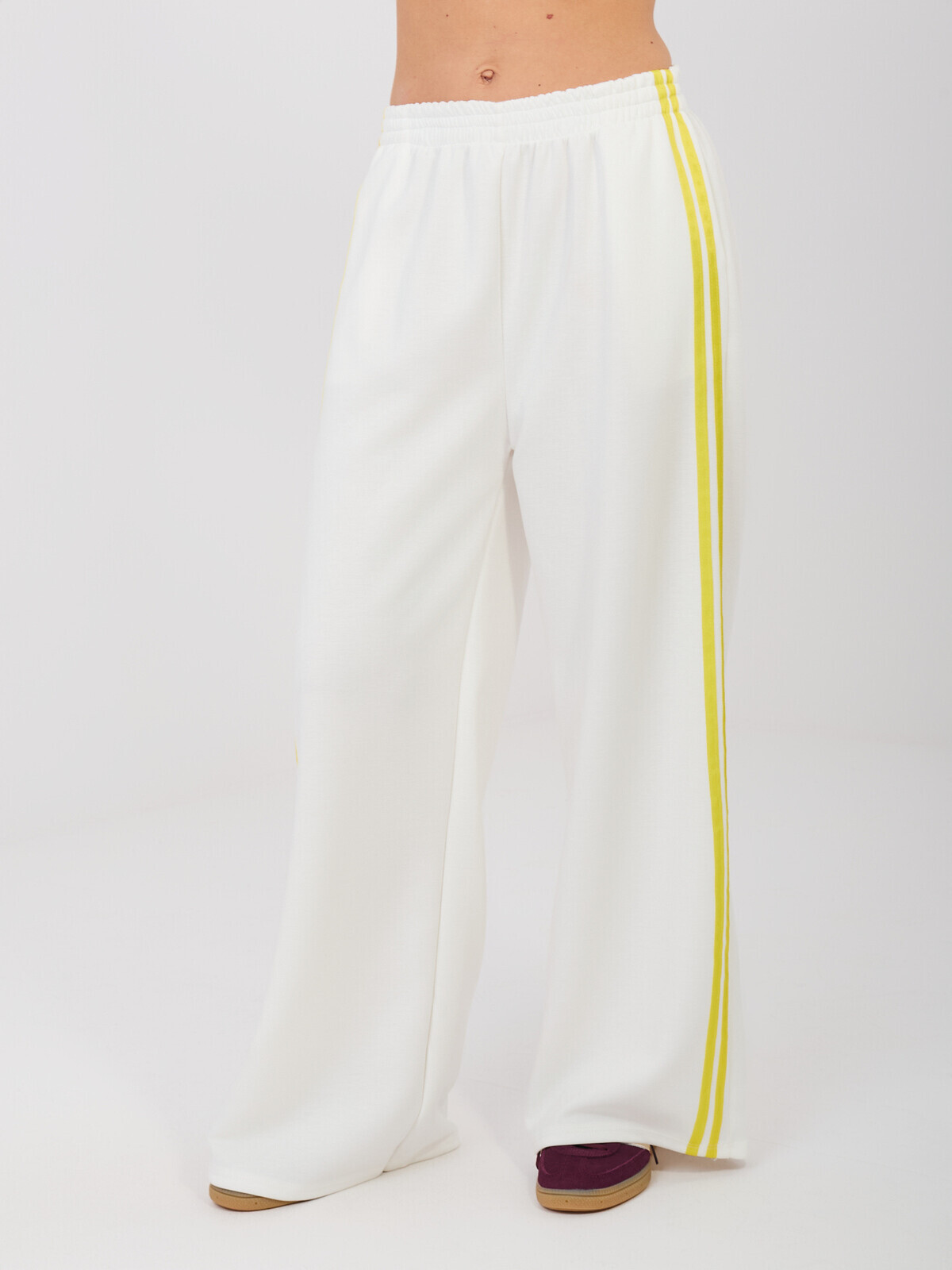 Bílé teplákové kalhoty s pruhy